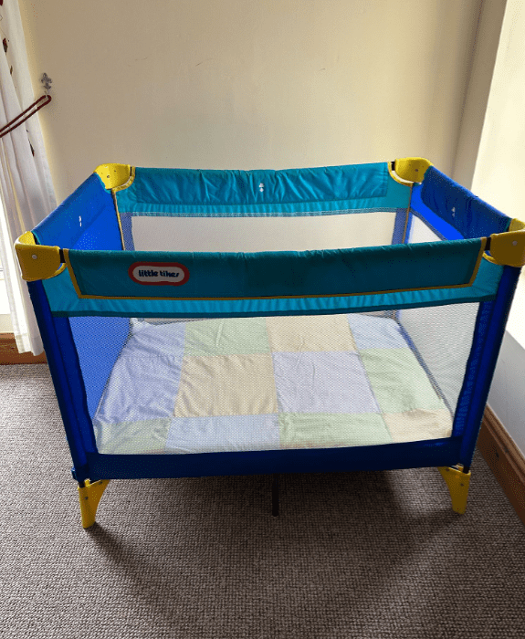 Comfortable baby cot for sleeping - family-friendly accommodation near Hay-on-Wye