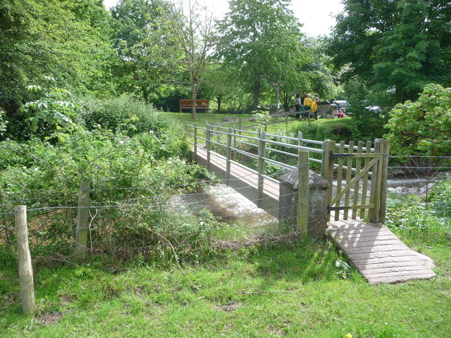 Family picnic spot near Hay-on-Wye with scenic countryside views