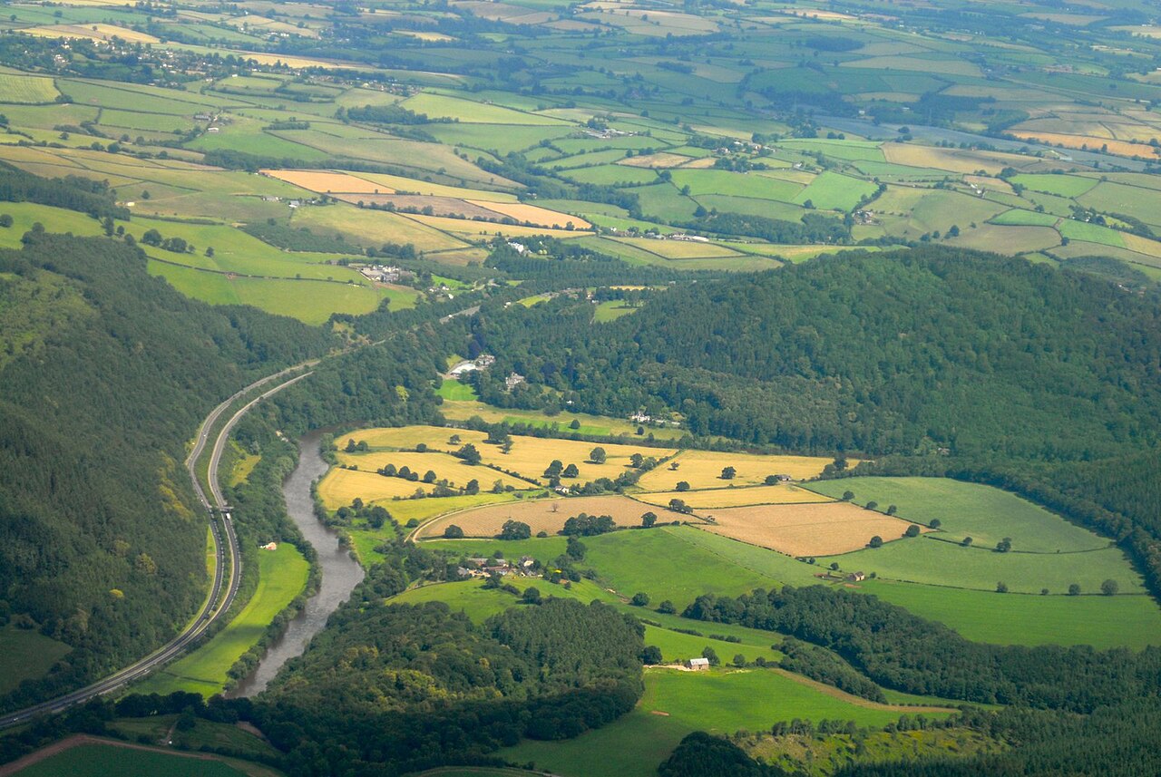 Scenic river bend on Wye Valley kayaking route near Hay-on-Wye