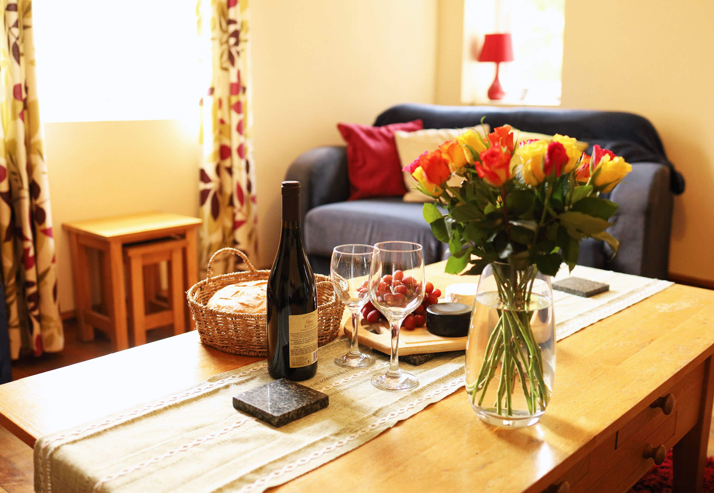 Rustic dining room table at The Hay Holiday Cottage – a cozy space for family meals and relaxing evenings in Hay-on-Wye